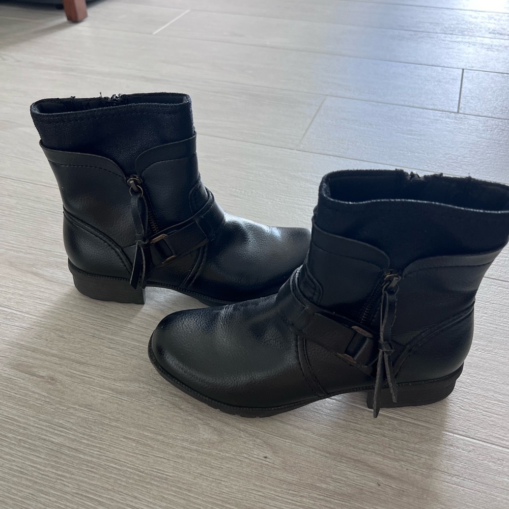Clarks soft cushion ankle boots. Size 7M. Black - Picture 4 of 10